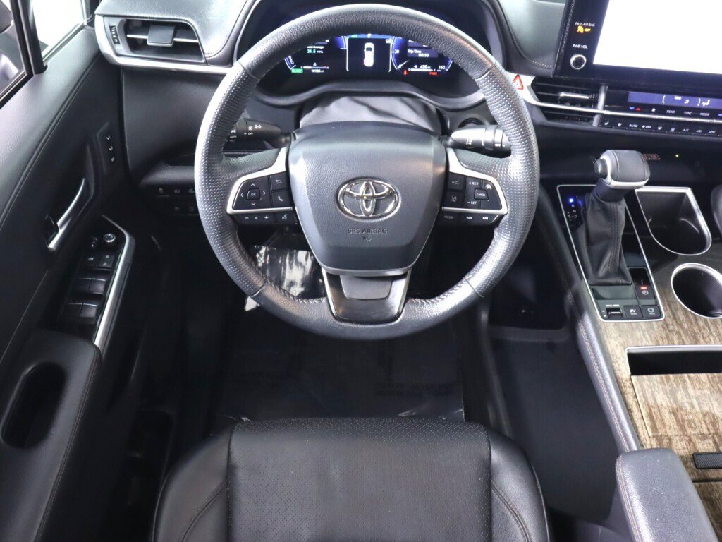 Used 2025 Toyota Sienna Platinum AWD/4WD image 31