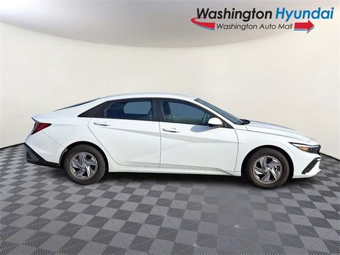 Certified 2025 Hyundai Elantra SE image 7