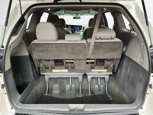 Used 2017 Toyota Sienna XLE Premium image 25