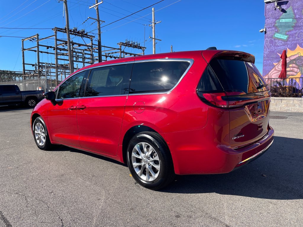 Used 2024 Chrysler Pacifica Touring-L AWD/4WD image 3