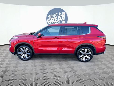 New 2025 Mitsubishi Outlander SE image 4