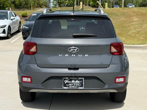 Used 2024 Hyundai Venue Limited FWD image 11