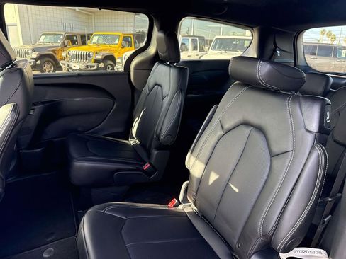 New 2026 Chrysler Pacifica Select image 9