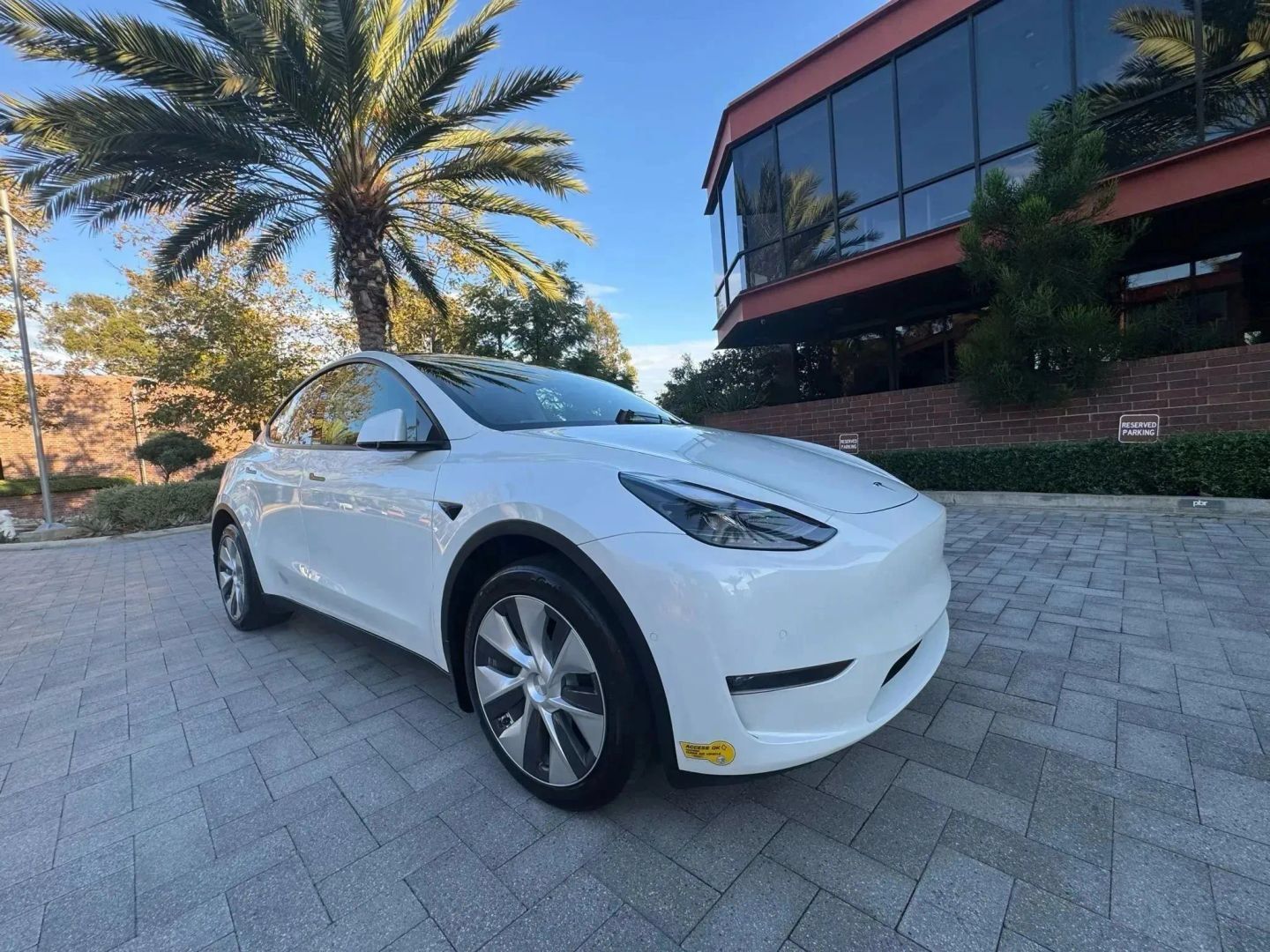 Used 2022 Tesla Model Y Long Range AWD/4WD image 3