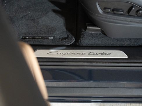 Used 2024 Porsche Cayenne Turbo AWD/4WD image 12