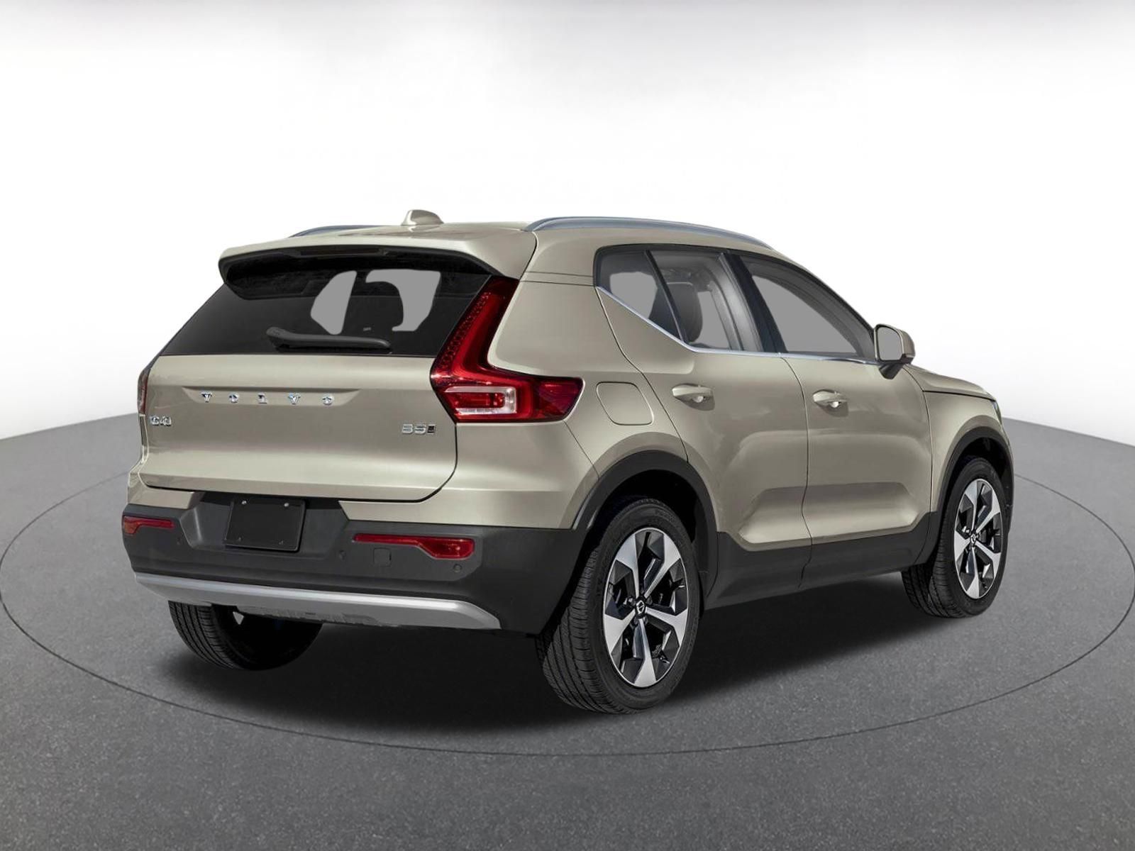 Used 2024 Volvo XC40 B5 Core AWD/4WD image 2