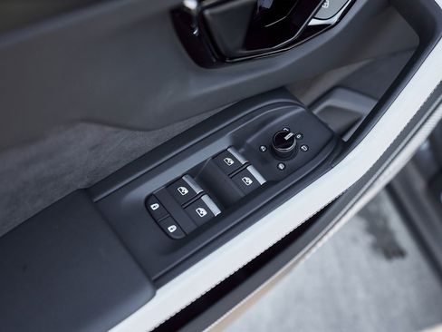 Used 2025 Lamborghini Urus SE image 31