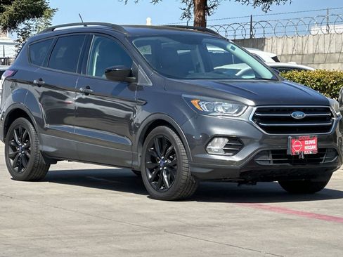 Used 2018 Ford Escape SE w/ SE Sport Appearance Package FWD image 10