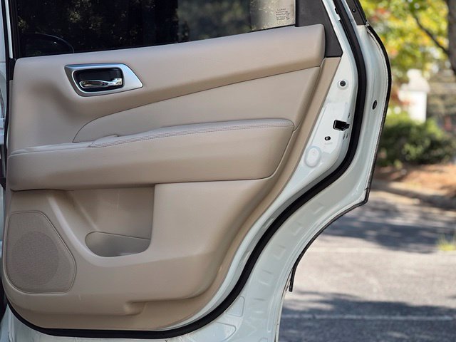 Used 2015 Nissan Pathfinder Platinum w/ Family Entertainment Package FWD image 17