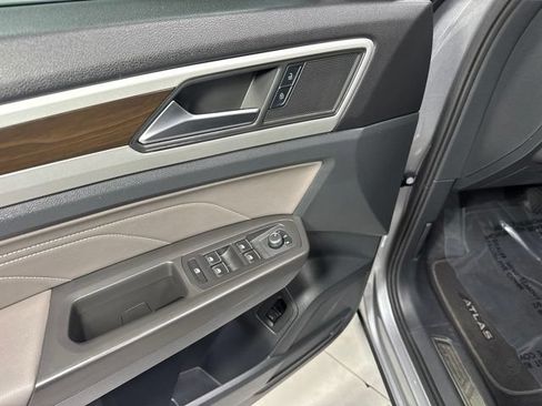 Used 2022 Volkswagen Atlas SE w/ Panoramic Sunroof Package FWD image 12