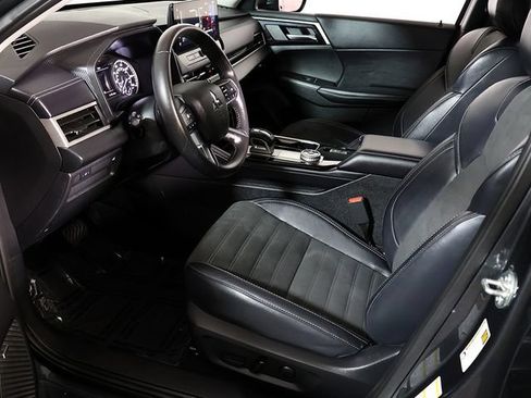 Used 2025 Mitsubishi Outlander SE FWD image 13