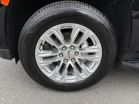 Used 2024 GMC Yukon SLT w/ SLT Luxury Package AWD/4WD image 32