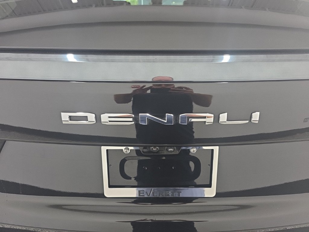 Used 2025 GMC Yukon Denali Ultimate AWD/4WD image 16