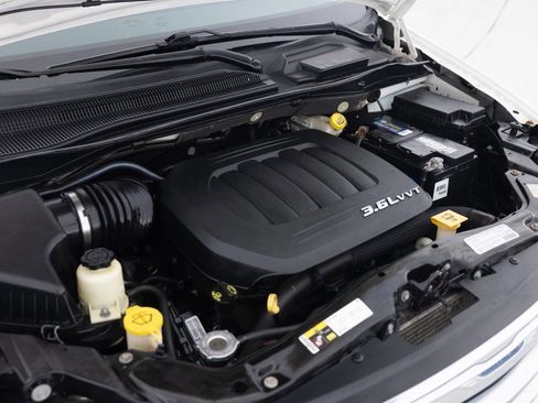 Used 2013 Chrysler Town & Country Touring image 41