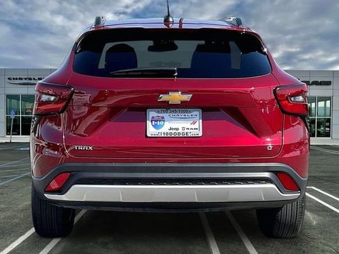 Used 2025 Chevrolet Trax LT w/ LT Convenience Package FWD image 3