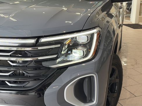 Used 2024 Volkswagen Atlas Peak Edition SE AWD/4WD image 11