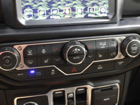 Used 2022 Jeep Wrangler Unlimited Sahara w/ Cold Weather Group image 16