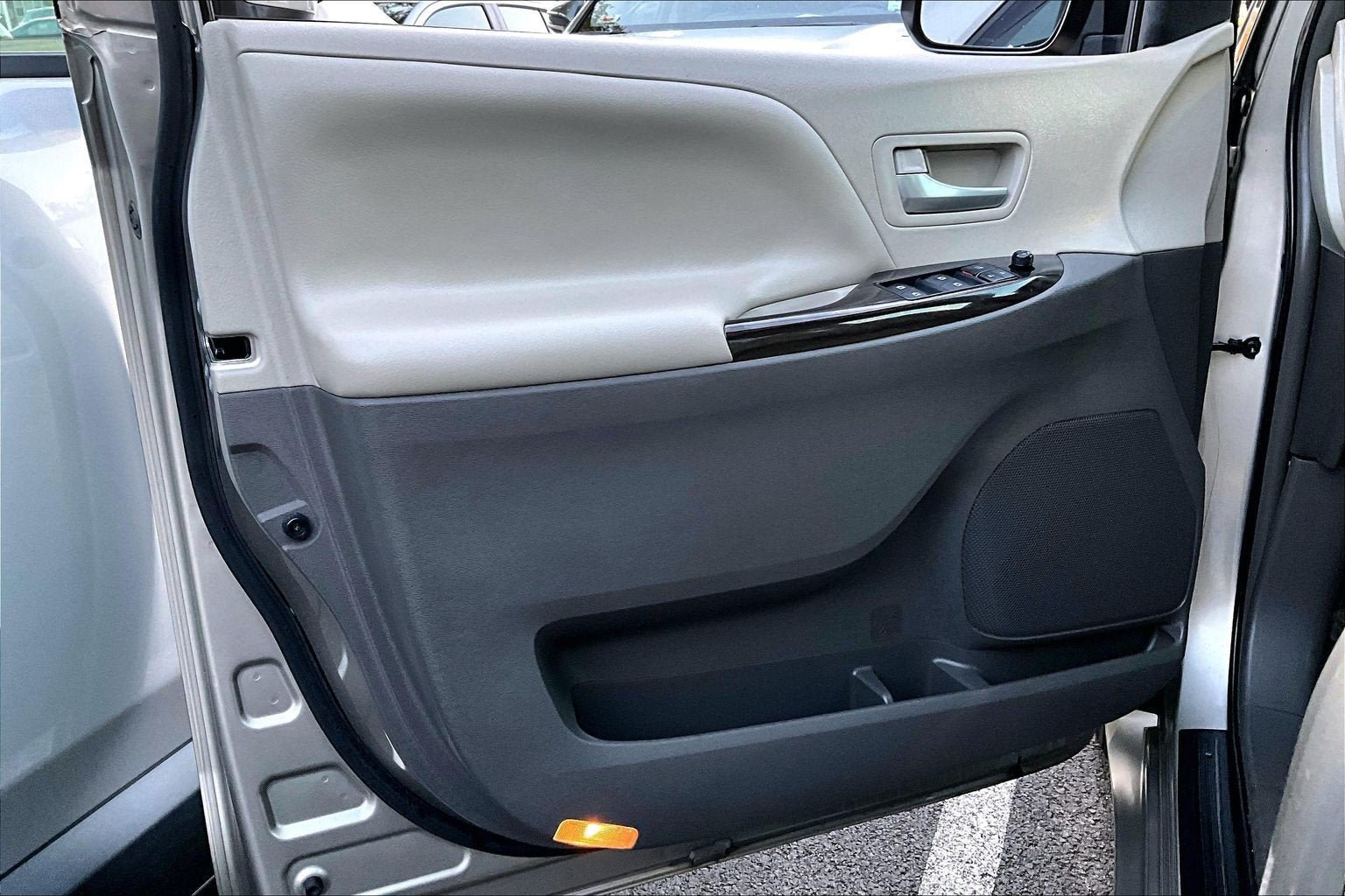 Used 2016 Toyota Sienna XLE Premium FWD image 22