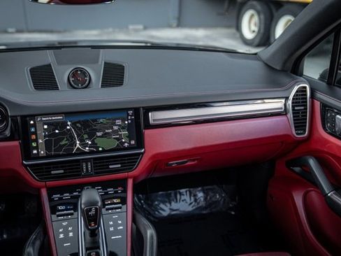 Used 2022 Porsche Cayenne Platinum Edition image 33