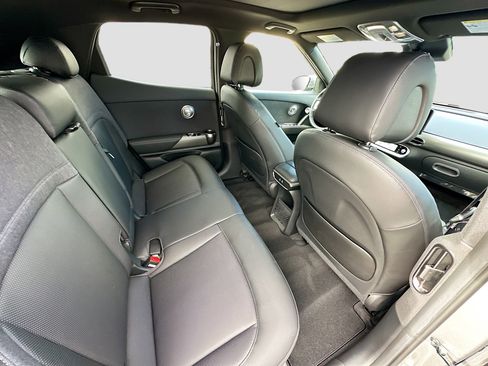 Used 2025 Genesis GV60 RWD image 31