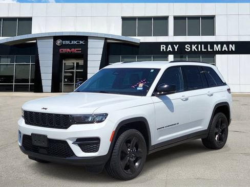 Used 2023 Jeep Grand Cherokee Altitude RWD image 3