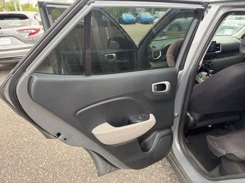 Used 2022 Hyundai Venue SEL image 22