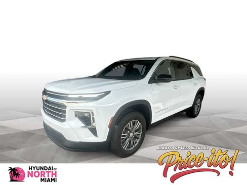 Used 2025 Chevrolet Traverse LT FWD image 1