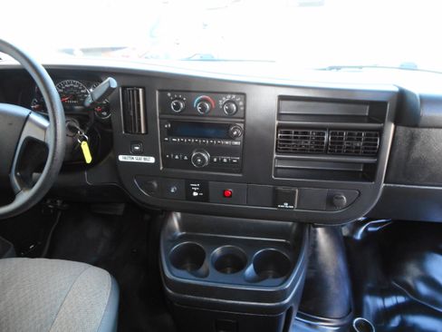 Used 2016 Chevrolet Express 2500 RWD image 23