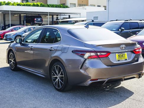 Used 2023 Toyota Camry SE image 2