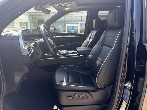 Used 2025 Cadillac Escalade Premium Luxury AWD/4WD image 9