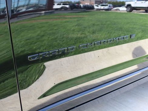 Used 2025 Jeep Grand Cherokee Summit w/ Obsidian Package image 8