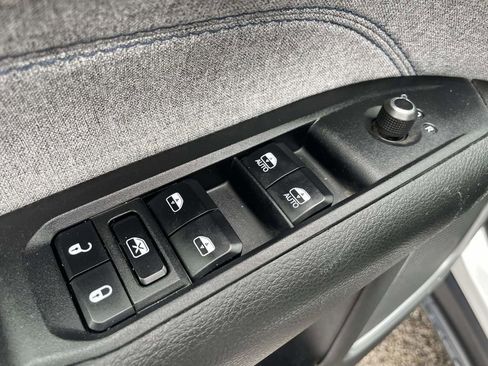 Used 2024 Jeep Compass Latitude image 17