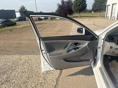 Used 2011 Toyota Camry SE w/ SE Extra-Value Pkg #1 FWD image 16