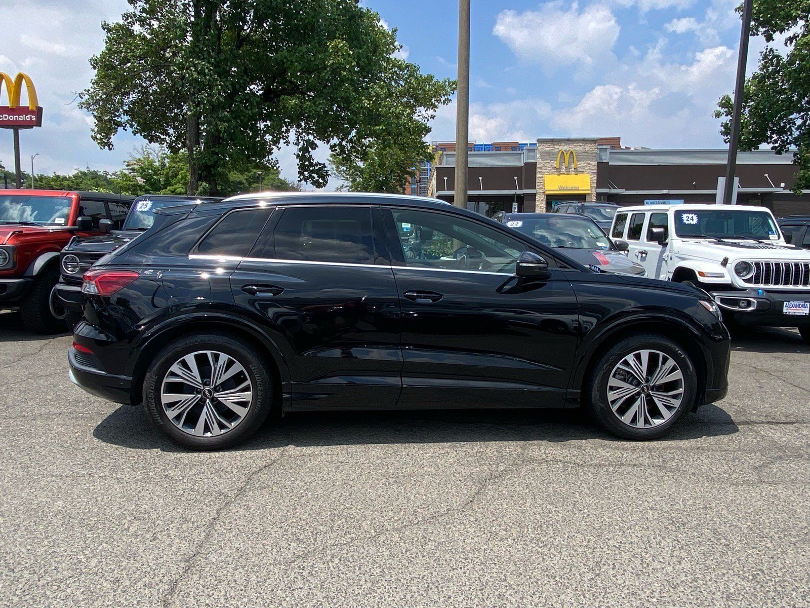 Used 2023 Audi Q4 e-tron Premium Plus w/ Premium Plus RWD image 2