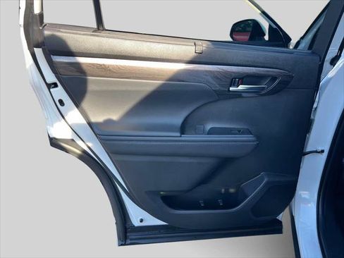 Certified 2025 Toyota Highlander Limited image 16