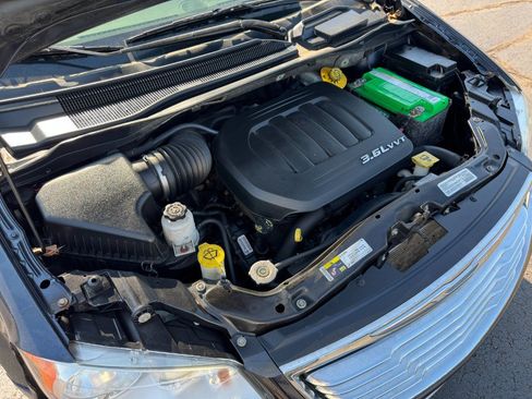 Used 2014 Chrysler Town & Country Touring FWD image 26