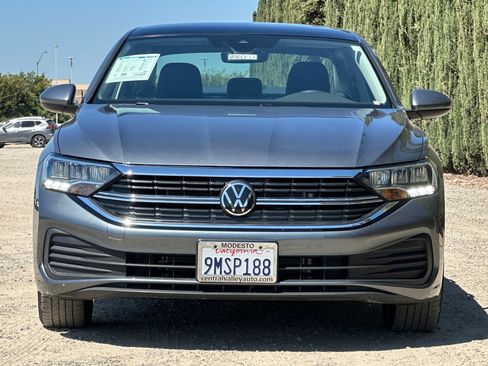 Certified 2024 Volkswagen Jetta SE w/ Panoramic Sunroof Package image 9