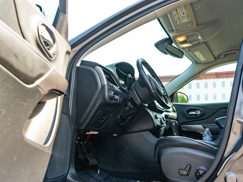 Used 2019 Jeep Cherokee Limited AWD/4WD image 11