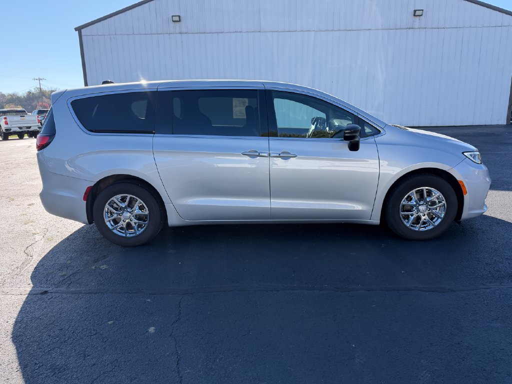Used 2026 Chrysler Pacifica Select FWD image 4