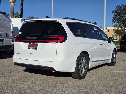 New 2026 Chrysler Pacifica Pinnacle image 4