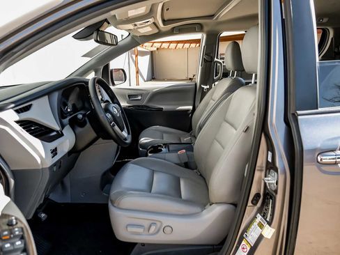 Used 2018 Toyota Sienna XLE image 4
