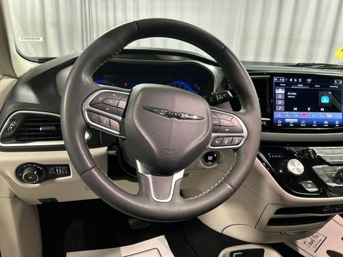 Used 2024 Chrysler Pacifica Touring-L image 15