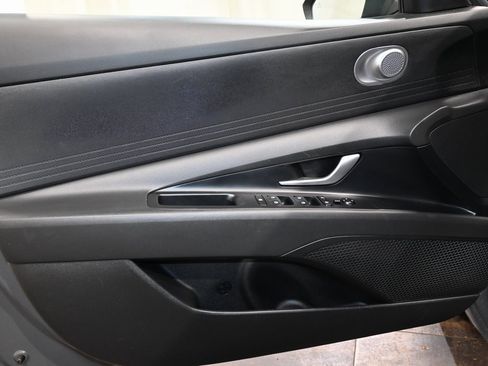 Used 2025 Hyundai Elantra SE image 17
