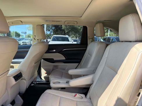 Used 2014 Toyota Highlander Limited Platinum AWD/4WD image 13