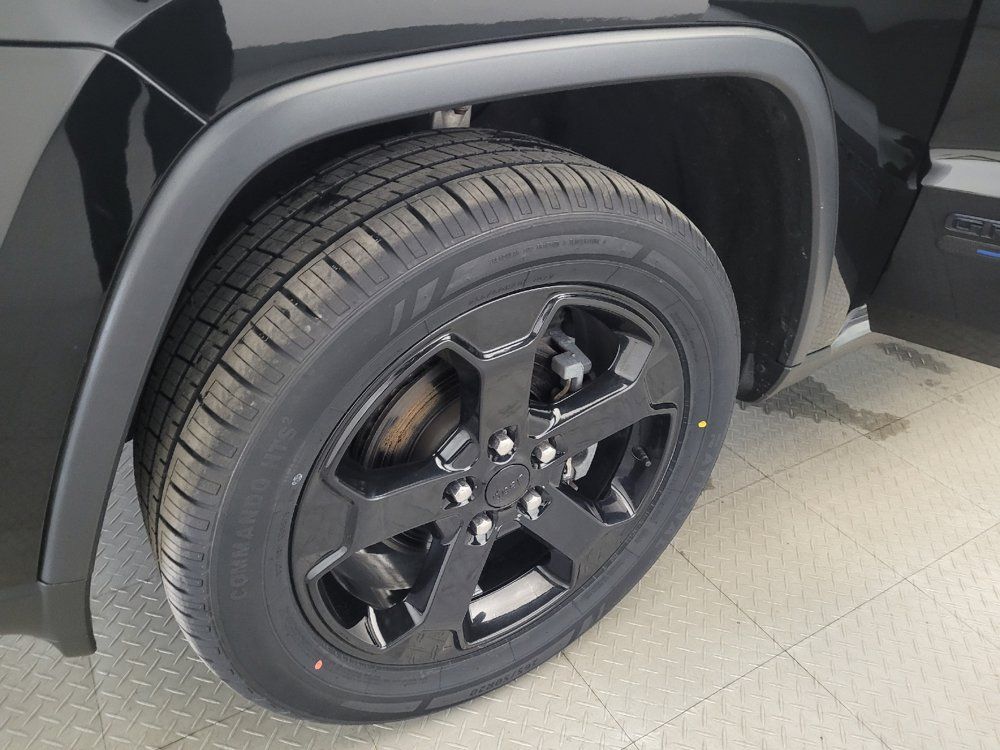 Used 2019 Jeep Grand Cherokee Laredo AWD/4WD image 31