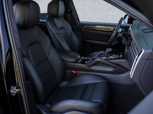 Used 2022 Porsche Cayenne GTS w/ Premium Package Plus image 25