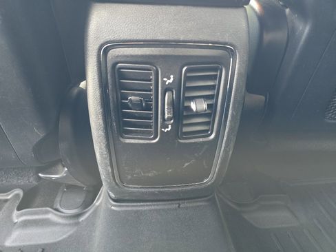 Used 2019 Jeep Grand Cherokee Laredo image 26