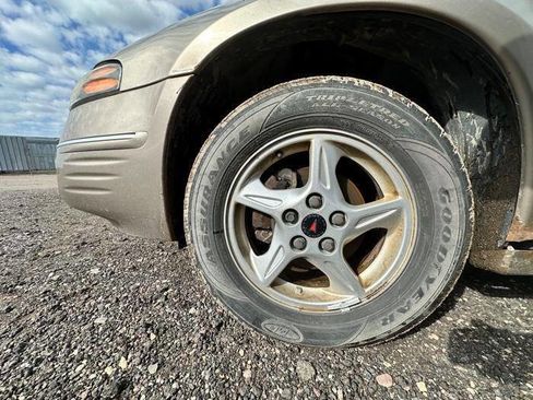 Used 2001 Pontiac Bonneville SE FWD image 11