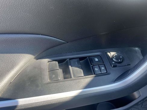 Used 2021 Toyota RAV4 LE FWD image 13
