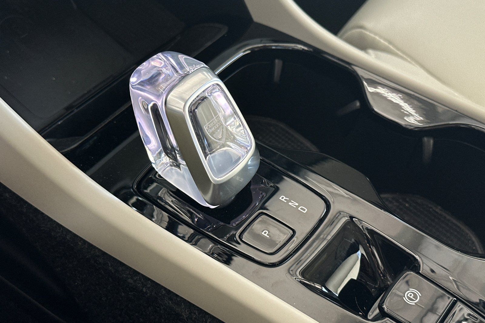Certified 2025 Volvo XC40 B5 Plus AWD/4WD image 26